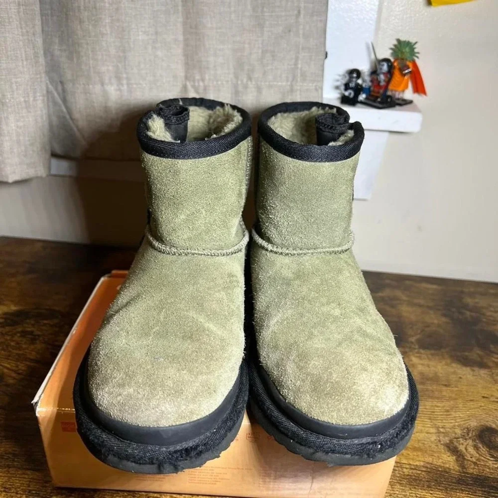UGG Women's Classic Mini‎ Zipper Tape Logo Boot Burnt Olive 1144034 Size 4